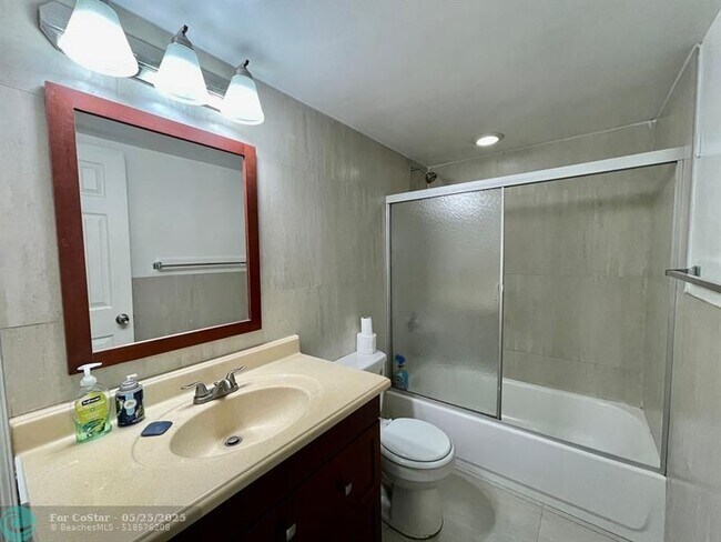 Building Photo - 607 NE 29th Dr