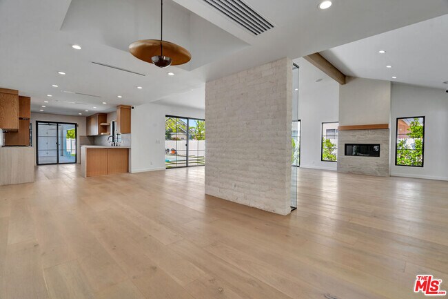 Building Photo - 18053 Erwin St
