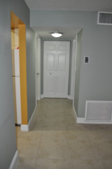 Building Photo - 10413 N Kendall Dr