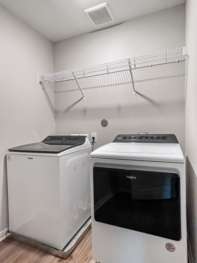 Building Photo - Beautifully Refreshed 3-Bedroom Home in De...