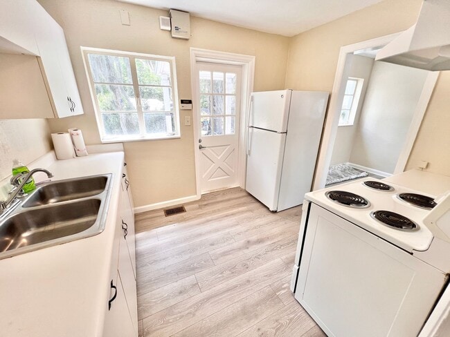 Building Photo - Eustis - 3 Bedroom, 1 Bathroom – $1795