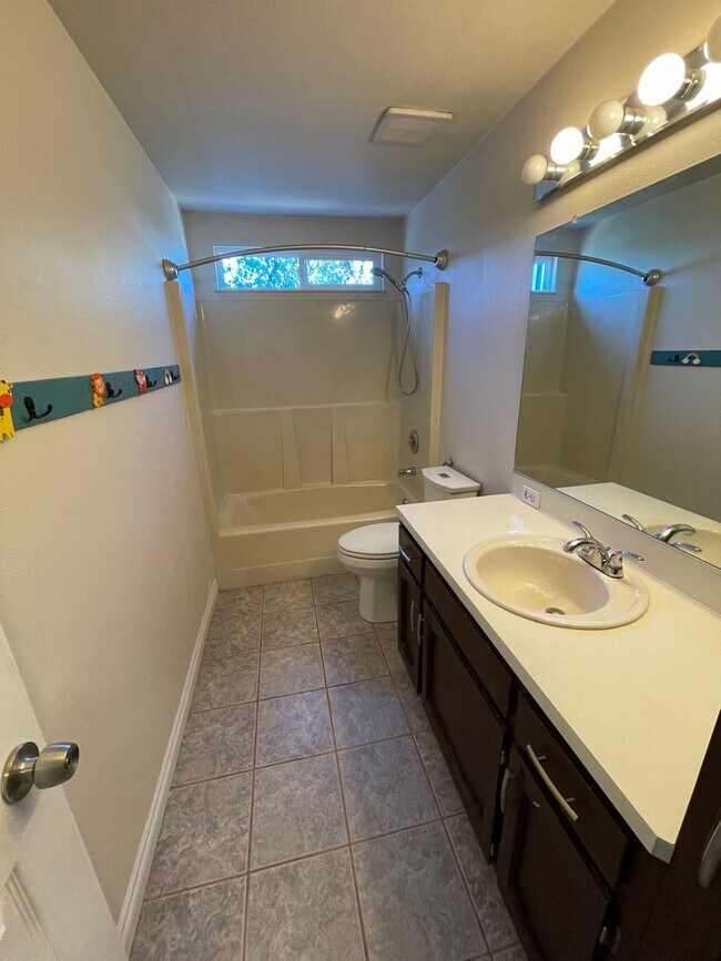 Building Photo - Lovely 3 Bedroom Home Close to Parks and Schools