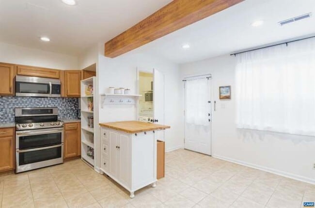 Building Photo - 3BR End-Unit Townhome with Outdoor Oasis –...