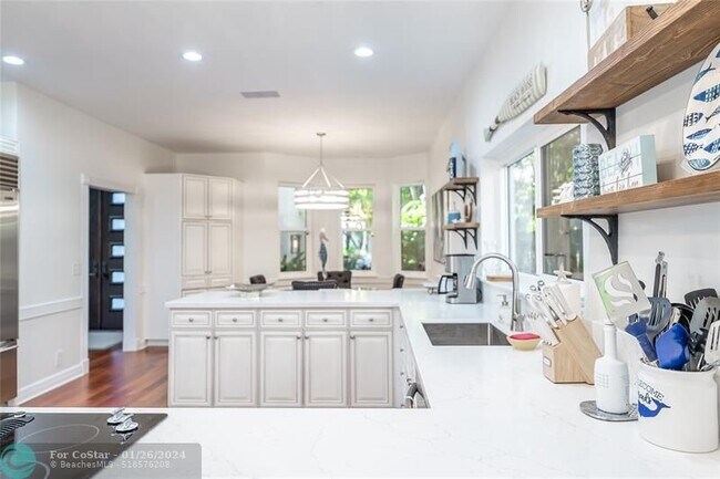 Building Photo - 808 Solar Isle Dr