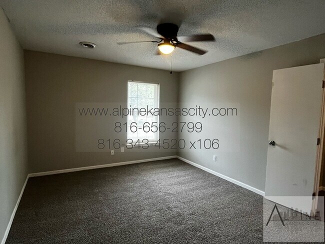 Building Photo - Spacious, 2 Car Garage! Great Location!