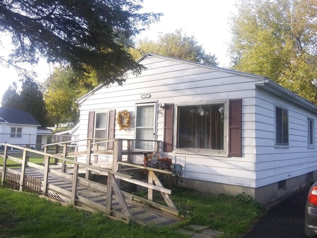 Primary Photo - Charming 2-Bedroom Home on Double Lot – Av...
