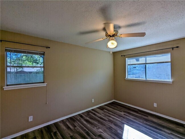 Building Photo - 812 Hill Wood Dr