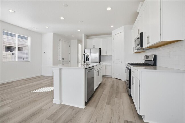 Building Photo - BRAND NEW LARGE 3 Bed 2.5 Bath Townhouse