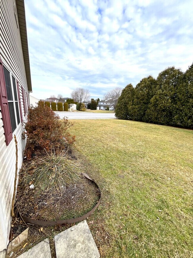 Building Photo - 152 Lantern Ln