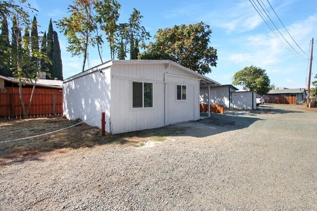 Building Photo - Wonderful 2 Bedroom Home