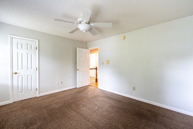Building Photo - 4135 Knollcrest Cir N