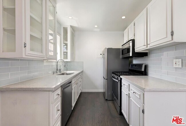 Building Photo - 1400 Hayworth Ave