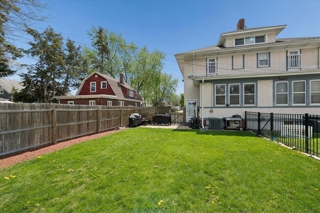 Building Photo - 362 Evans Ave