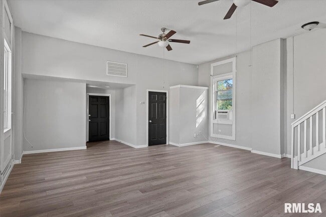 Building Photo - 201 E Main St