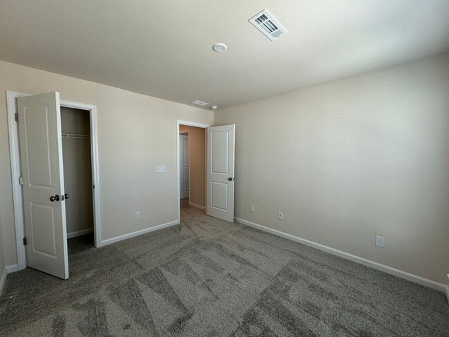 Building Photo - Stunning 3BR 2.5BA Townhome in Jamestown