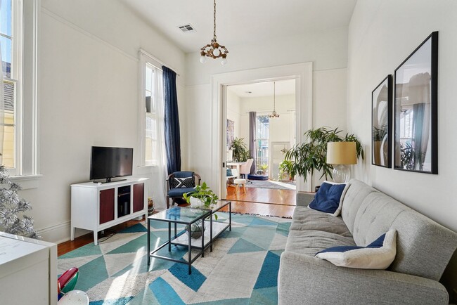 Building Photo - Large 1 bedroom apartment in heart of Uptown