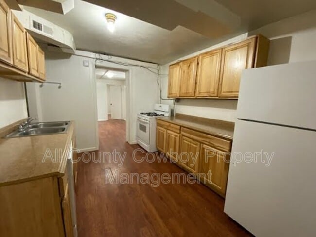 Building Photo - 566 N 9th St