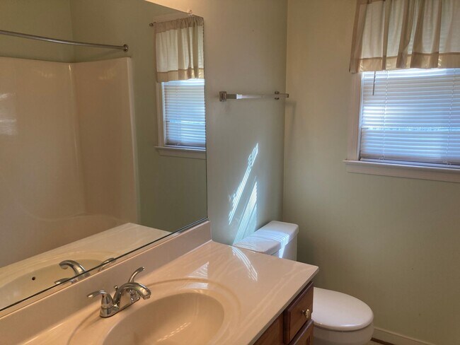 Building Photo - Lovely Four Bed Two and Half Bath Home in ...