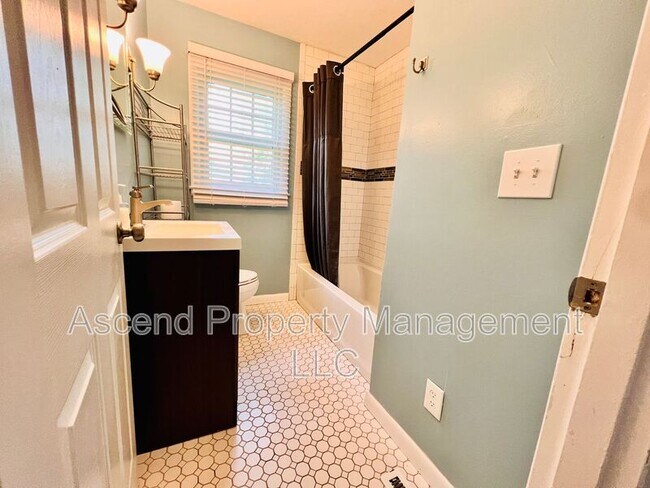Building Photo - 4610 Leslie Ln