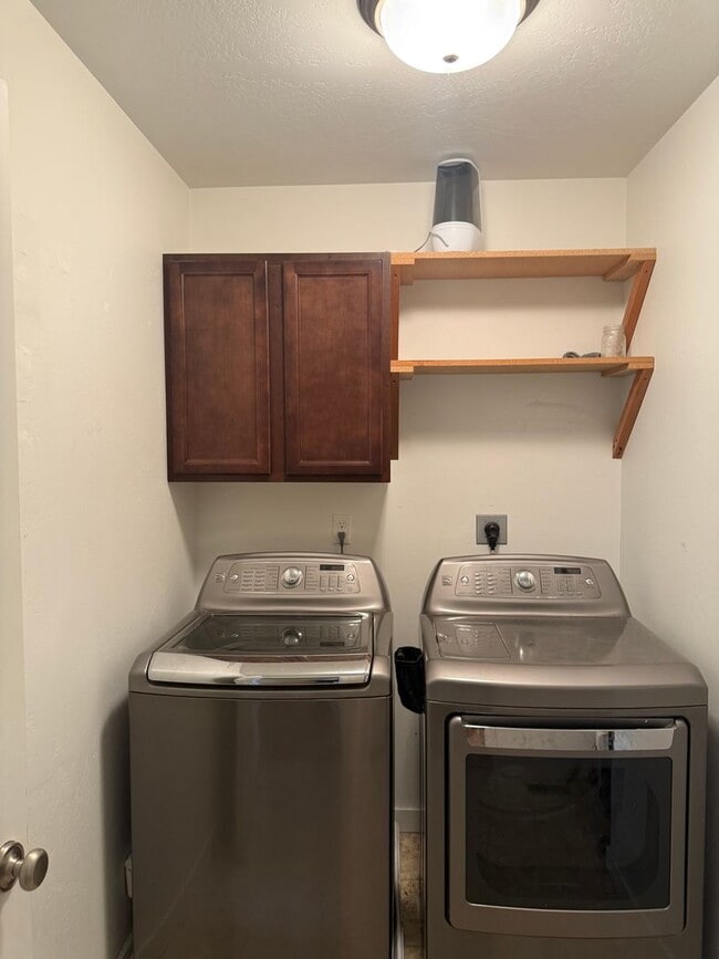 Building Photo - Charming 3BR/2BA Pet-Friendly Home in Vall...