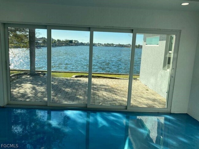 Building Photo - 546 SE 5th Ave