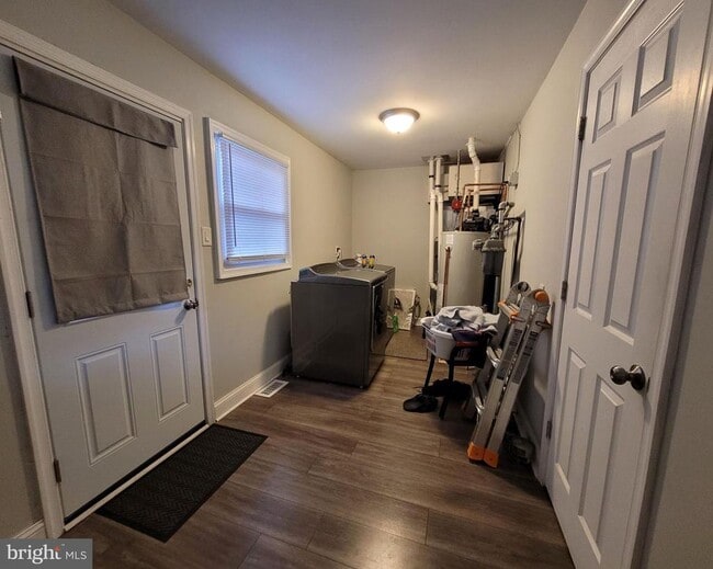 Building Photo - 302 Iris Rd