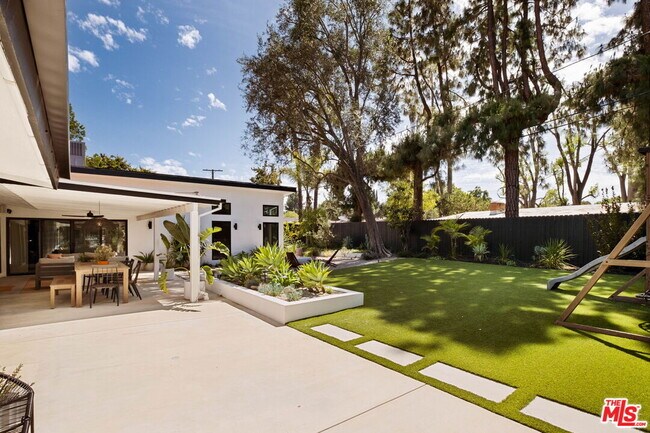 Building Photo - 4735 Degovia Ave