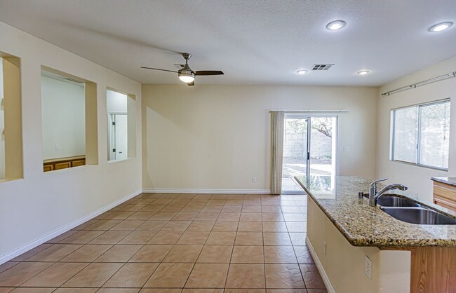 Building Photo - 1 Story home with 3 Bedrooms