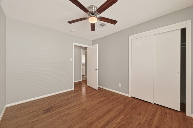 Building Photo - 226 W 4th St