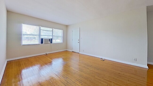 Building Photo - Cute and Charming Apartment in St. Nicholas