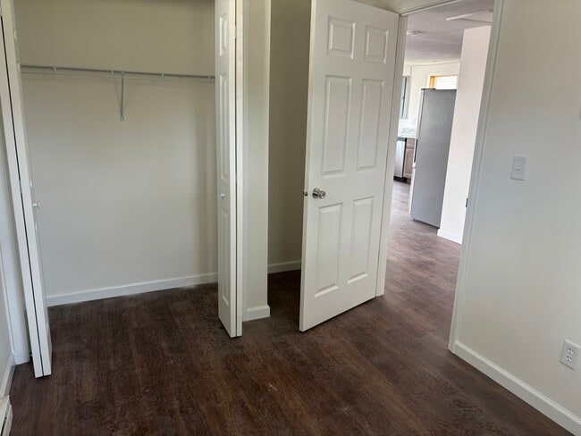 Building Photo - 4253 S Lakeshore Dr