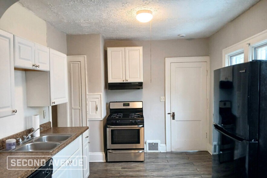 Building Photo - 11512 Harvey Ave
