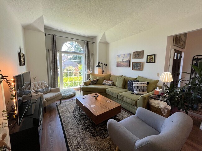 Building Photo - Beautiful 4Bd + 3Ba in Portland!! Offers Beautiful Outdoor Views and Great Gardening Backyards!!