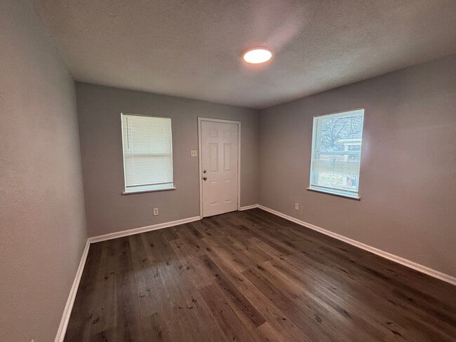 Building Photo - 3034-3036 Sinclair St