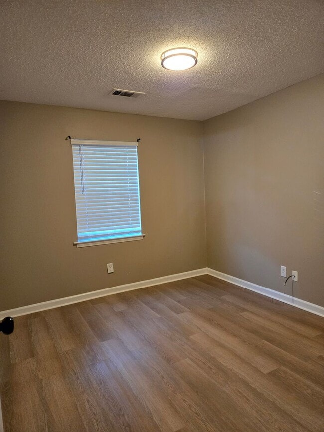 Building Photo - MOVE-IN SPECIAL 1/2 OFF 1ST MONTH'S RENT!!