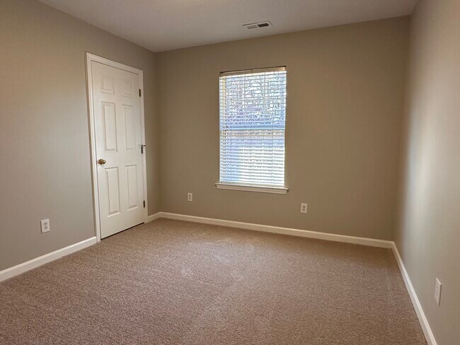 Building Photo - 213 Trailview Dr