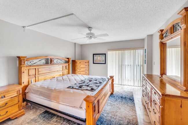 Building Photo - 2800 Cove Cay Dr