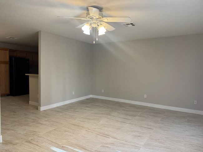 Building Photo - Great townhome in gated community, 3brs, 2bth, 2cg