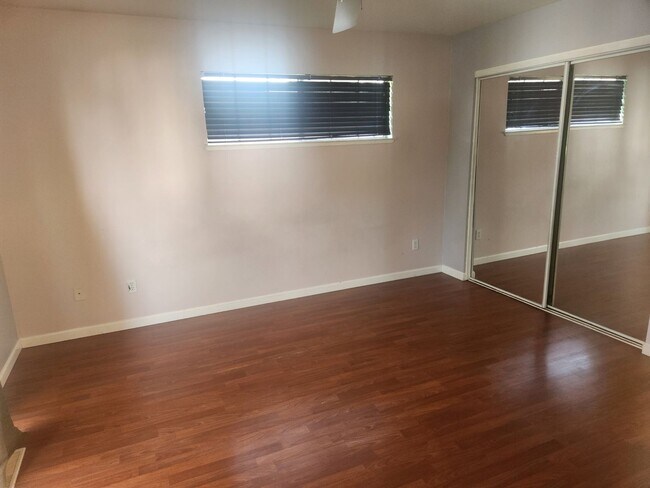 Building Photo - Beautiful well maintained two story, two bedroom townhouse with private backyard.