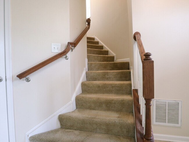 Building Photo - 4BR Corner Townhome in West Broad Village