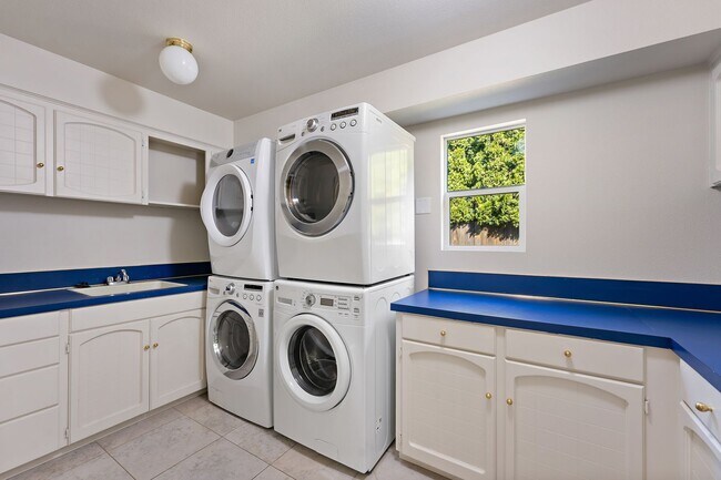 Building Photo - 4-Bedroom Luxury Home for Rent by Portland...