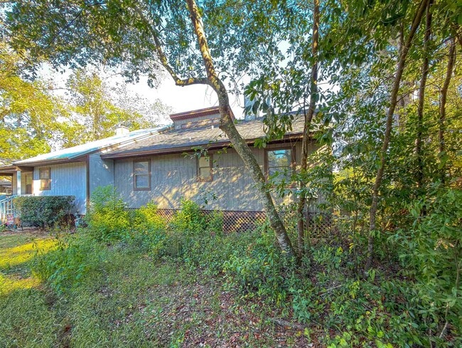 Building Photo - 1556 Twin Lakes Cir