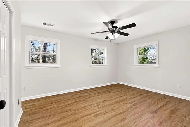 Building Photo - 4 Bed, 3 Bath in Decatur!