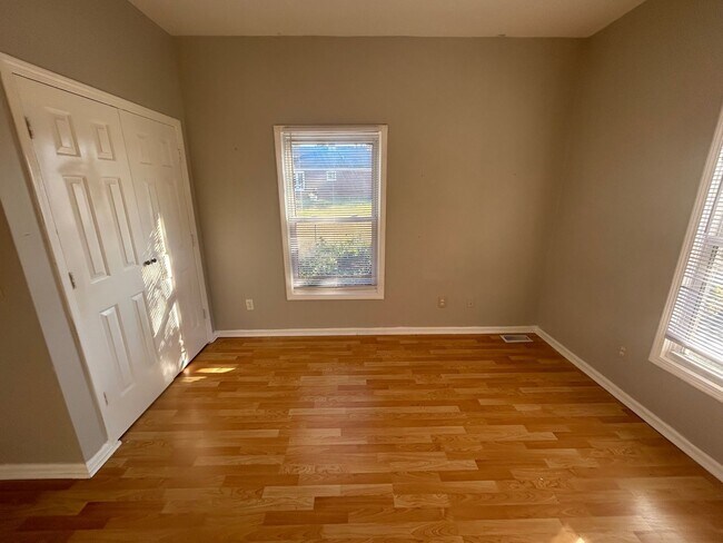 Building Photo - 10 Willow Ln