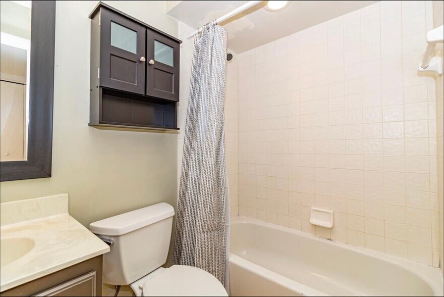 Guest bath - 9412 Hunters Creek Dr