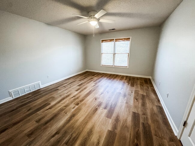 Building Photo - 472 Hunters Mill Cove