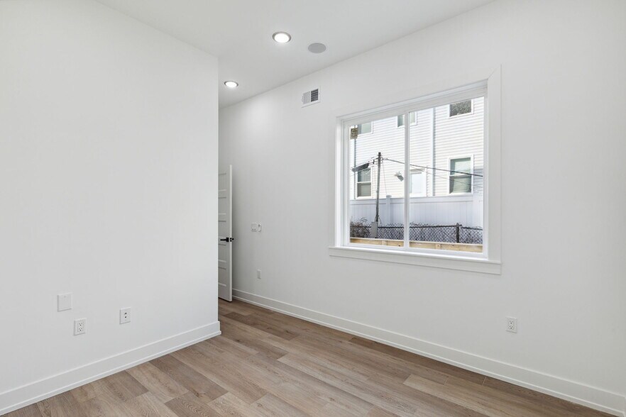 Building Photo - 2550 N Hope St
