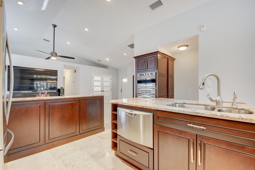 Building Photo - 7076 Middlebury Dr