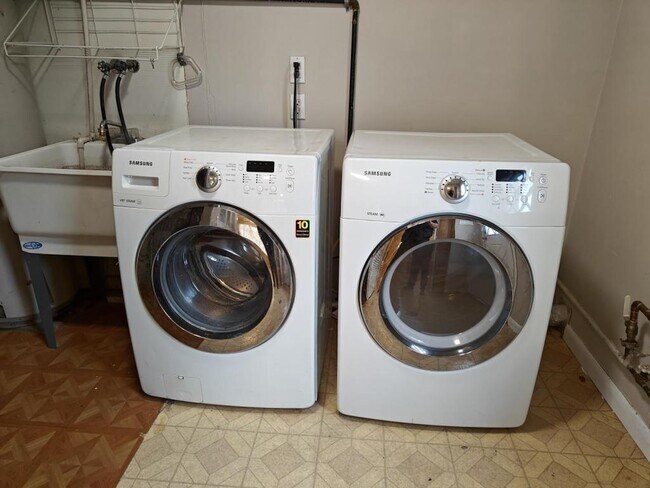 Building Photo - 6195 Highview