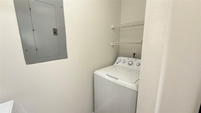 Building Photo - 8000 Nob Hl Rd